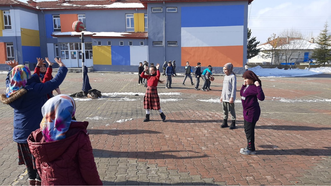 Sportif etkinlikler kapsamında öğrencilerin spor müsabakalarına katılımları teşvik edilir.