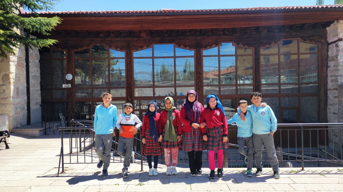 Gezilen mekânlar ile ilgili öğrencilerin hikâye, deneme, makale, masal, mektup, günlük, anı, biyografi, eleştiri, sohbet, gezi yazısı vb. yazmaları desteklenir