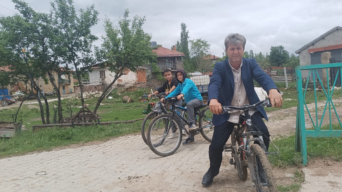 Öğrencilerle birlikte bisiklet turları veya doğa gezileri düzenlenir.